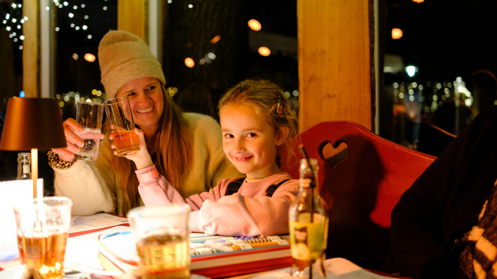 Winter Village Laren beschikt over een sfeervol ingericht restaurant, waar men terecht kan voor lunch en diner.