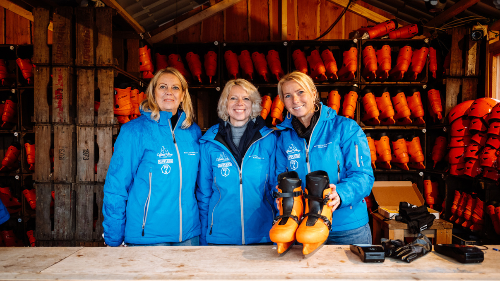 Bij Winter Village Laren werken veel mensen en zijn we altijd op zoek naar mensen voor in de horeca of op de ijsbaan.