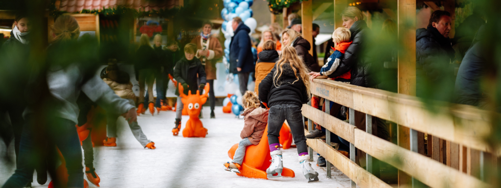 Natuurijs of niet, bij Winter Village is iedereen altijd van harte welkom. Winter Village is de plek waar jong en oud elkaar als vanzelfsprekend ontmoet.